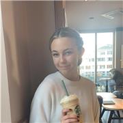 Schülerin( E2) die English Onlineuntericht anbietet